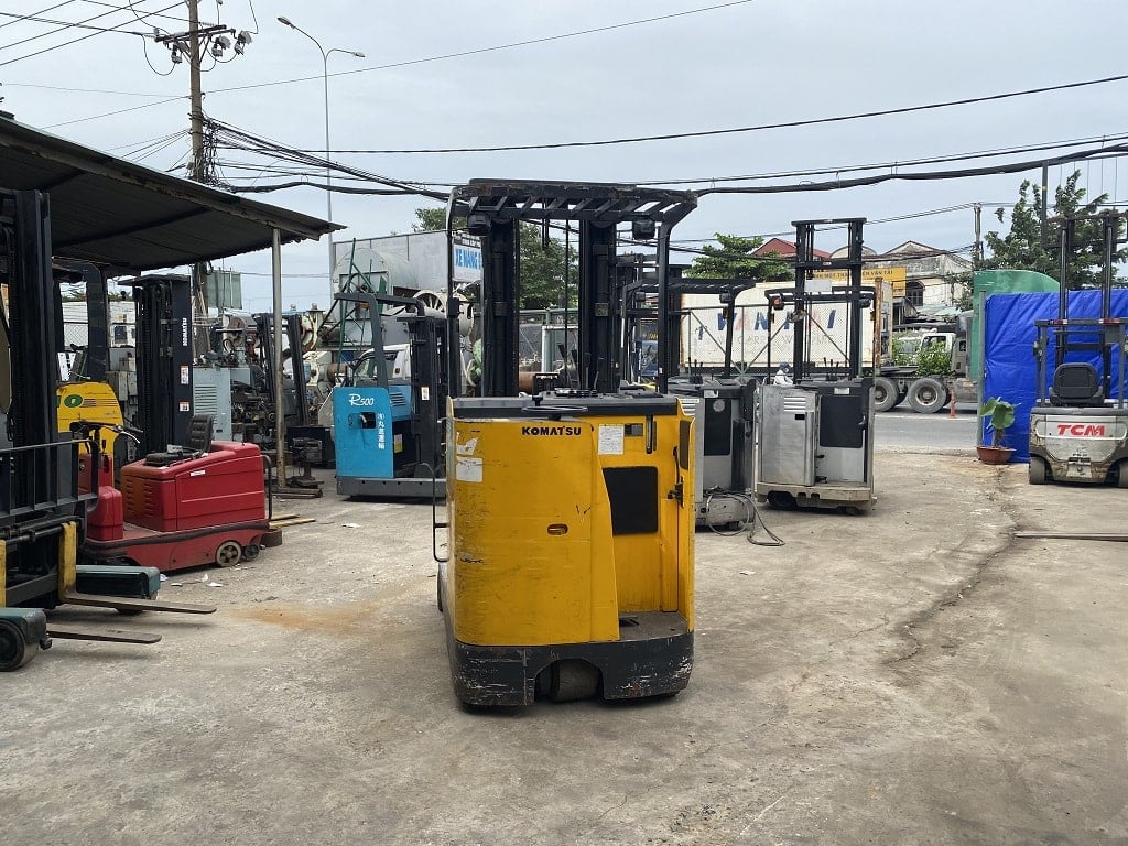 Xe nâng điện đứng lái Komatsu -12