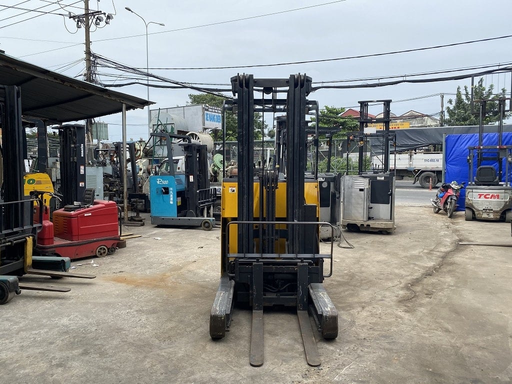 Xe nâng điện đứng lái Komatsu