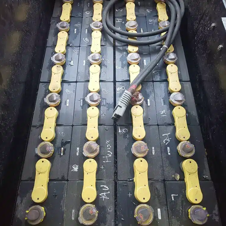 Sửa bình ắc quy xe nâng