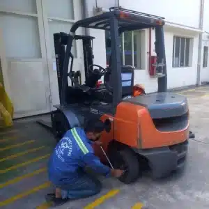Thay bánh xe nâng