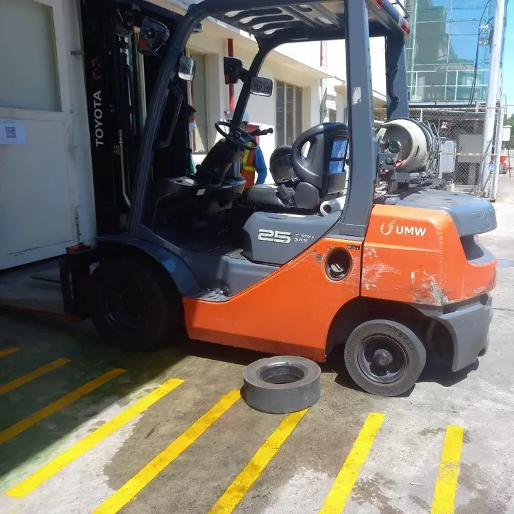 Thay vỏ xe nâng