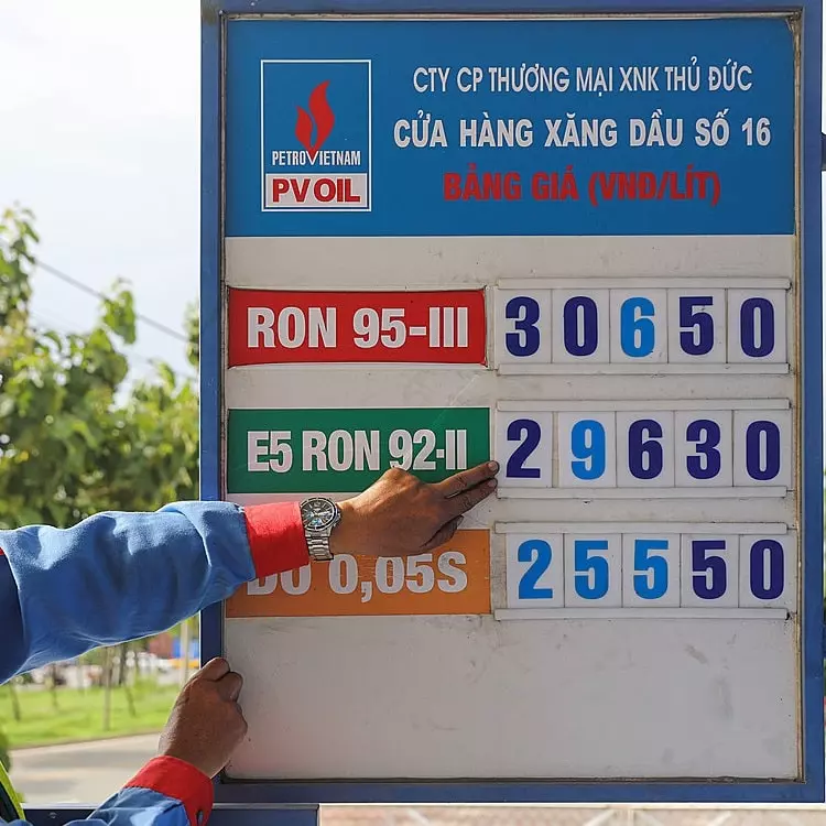 Xe nâng điện thời giá xăng tăng