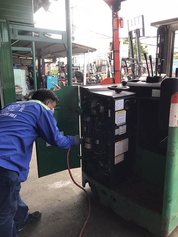 vệ sinh xe nâng