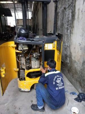 Sua xe nang dien Komatsu