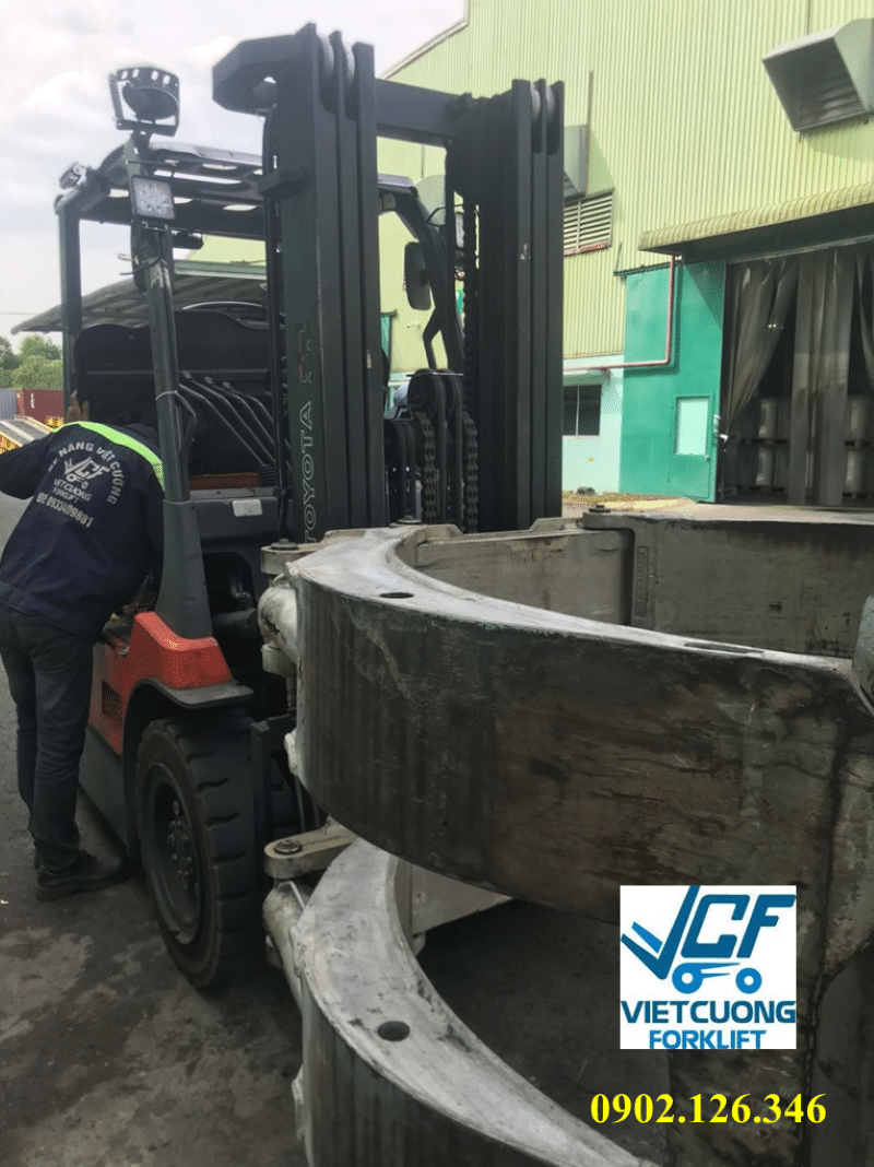 Nhân viên Việt Cường đang tiến hành sửa chữa xe nâng.