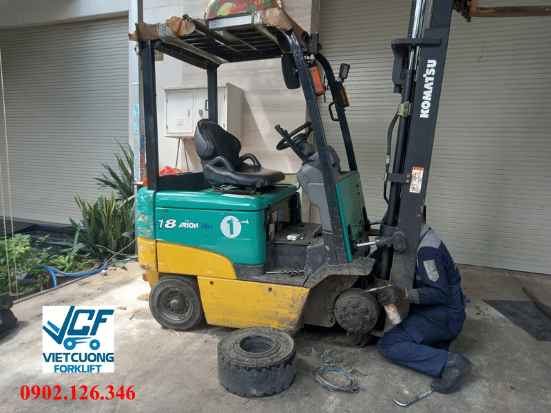 Kỹ thuật viên đang tiến hành sửa xe nâng.