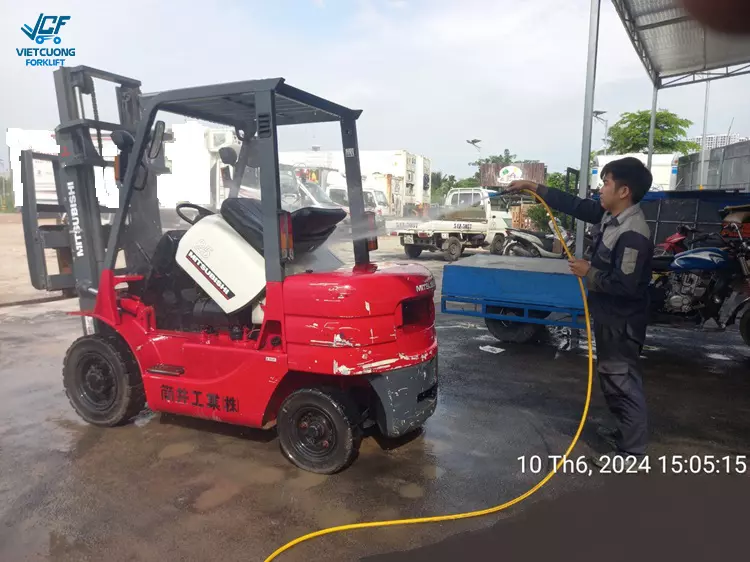 Vệ sinh xe nâng dầu Mitsubishi