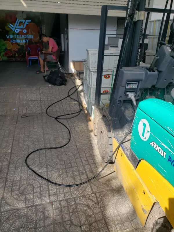 Kết nối dây sạc giữa máy biến áp và xe nâng Komatsu