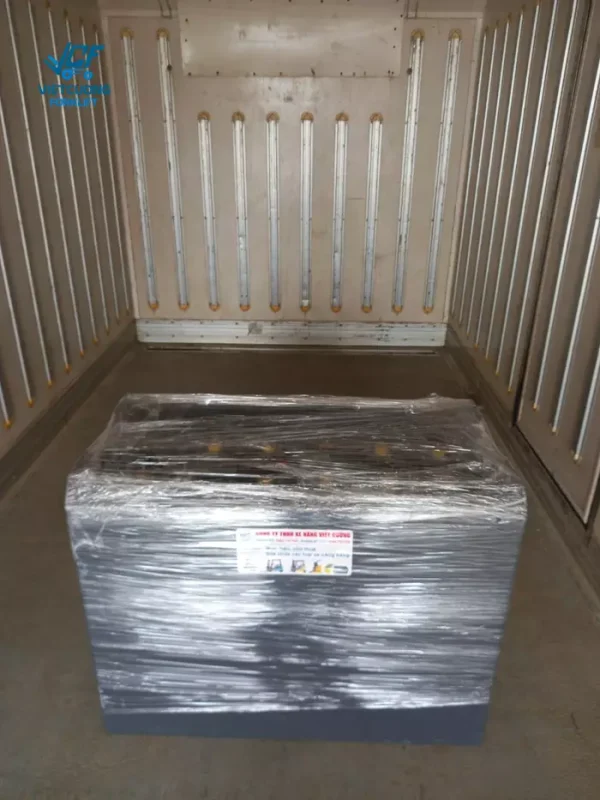 Công tác chuẩn bị giao bình ắc quy cho khách hàng